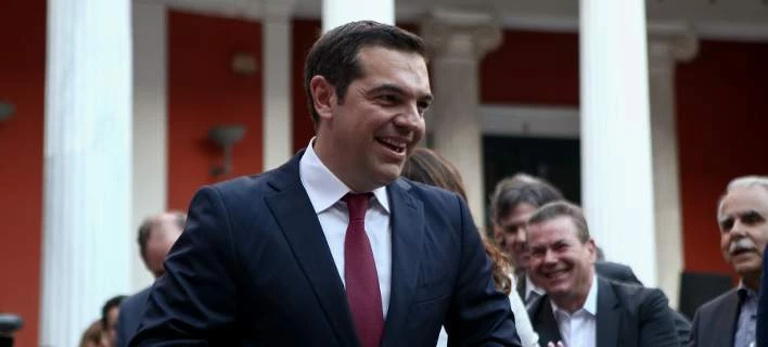 Βίντεο που θα μείνει στην Ιστορία: O Τσίπρας φορά τη γραβάτα με τη βοήθεια Τζανακόπουλου!